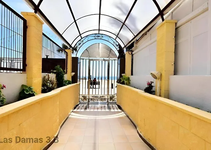 Las Damas Premium 23F Beach Front - Pool & Parking